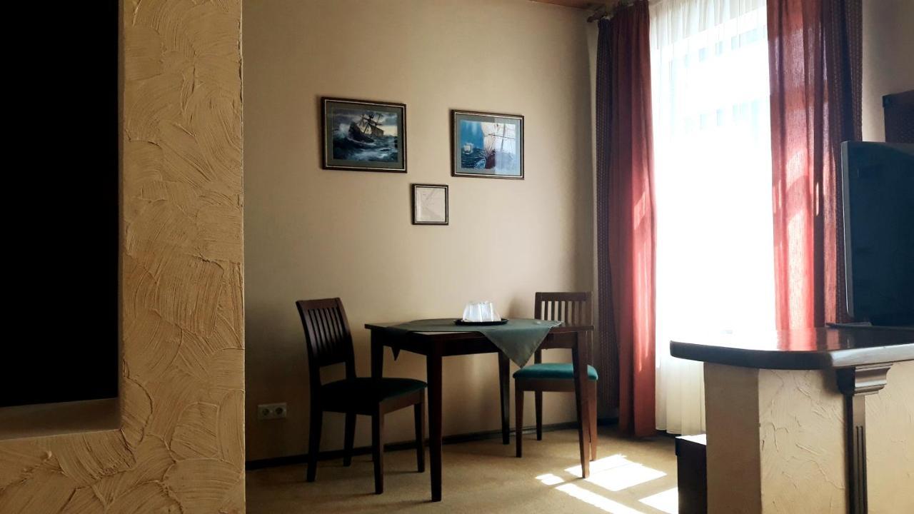 Letuchiy Gollandets Hotel Uzhhorod Quarto foto