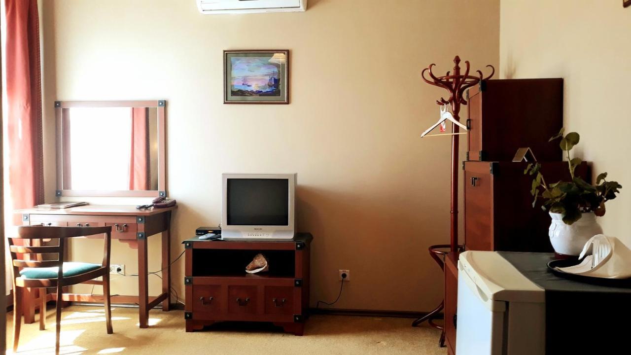 Letuchiy Gollandets Hotel Uzhhorod Quarto foto