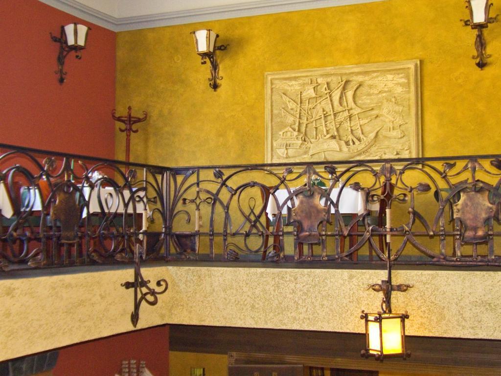 Letuchiy Gollandets Hotel Uzhhorod Exterior foto