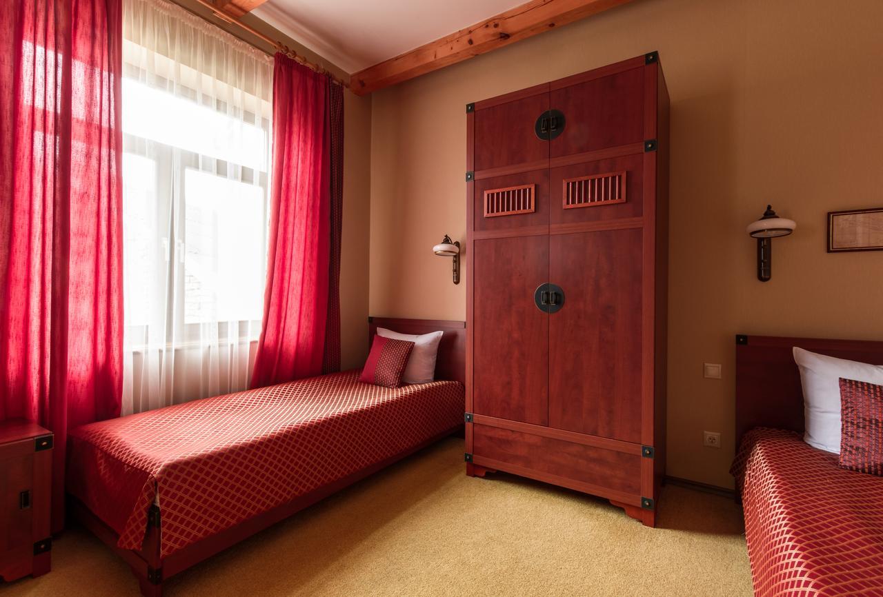 Letuchiy Gollandets Hotel Uzhhorod Exterior foto