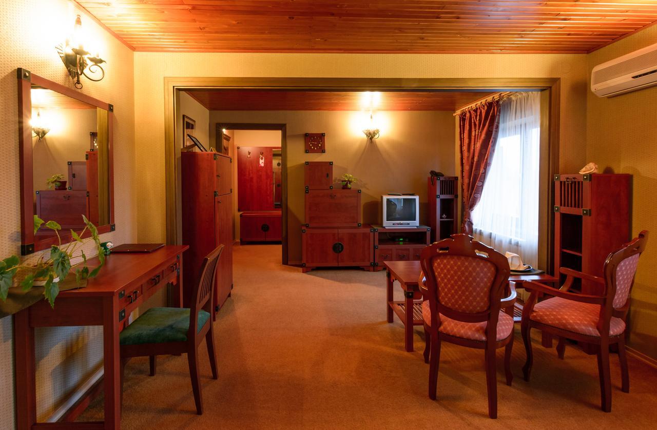 Letuchiy Gollandets Hotel Uzhhorod Exterior foto