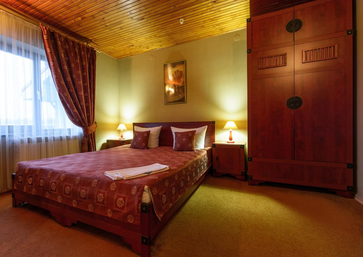 Letuchiy Gollandets Hotel Uzhhorod Exterior foto