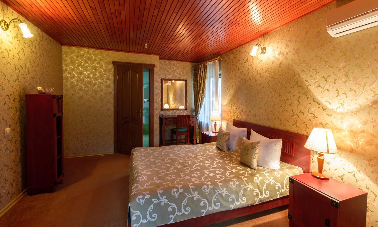 Letuchiy Gollandets Hotel Uzhhorod Exterior foto