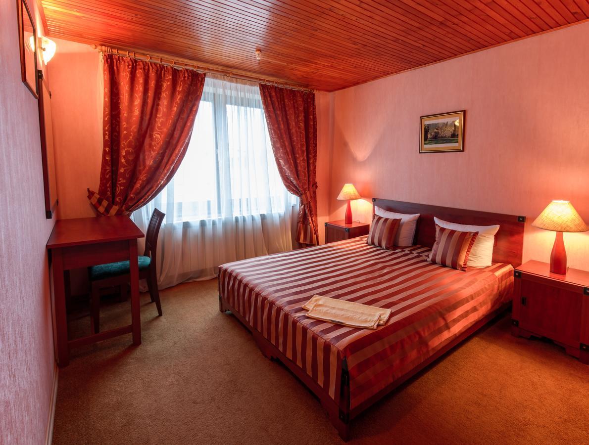 Letuchiy Gollandets Hotel Uzhhorod Exterior foto