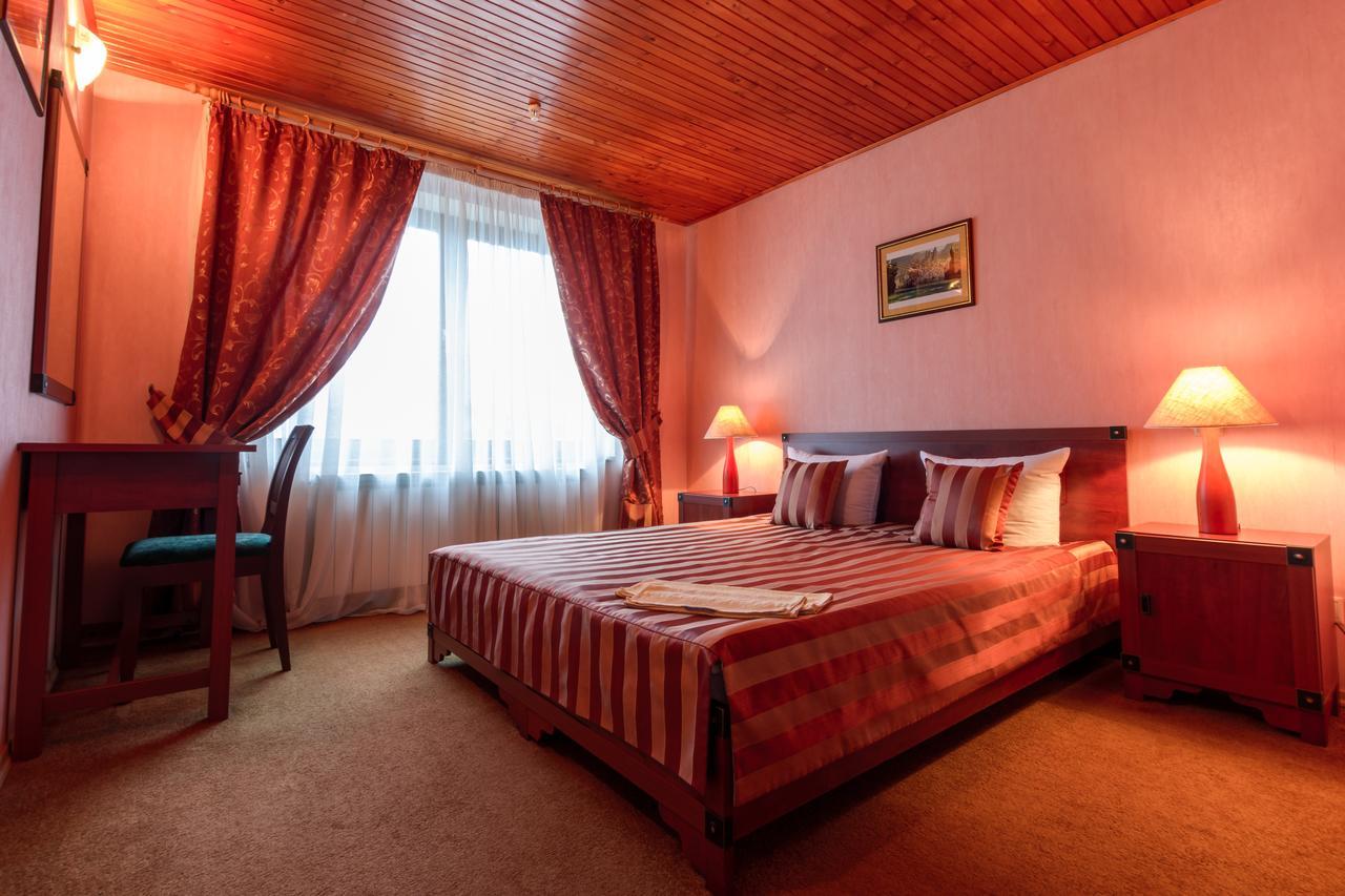 Letuchiy Gollandets Hotel Uzhhorod Exterior foto