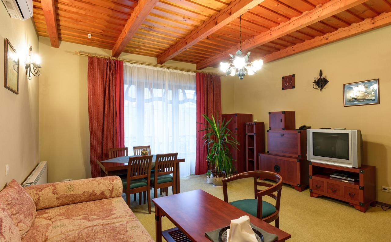 Letuchiy Gollandets Hotel Uzhhorod Exterior foto
