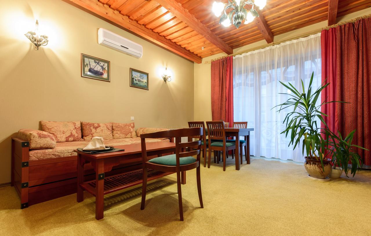 Letuchiy Gollandets Hotel Uzhhorod Exterior foto