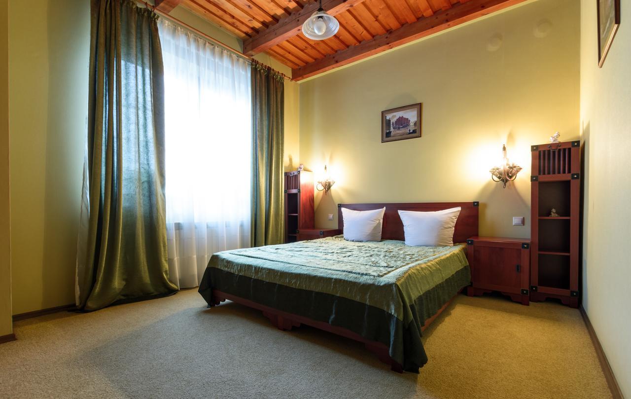 Letuchiy Gollandets Hotel Uzhhorod Exterior foto