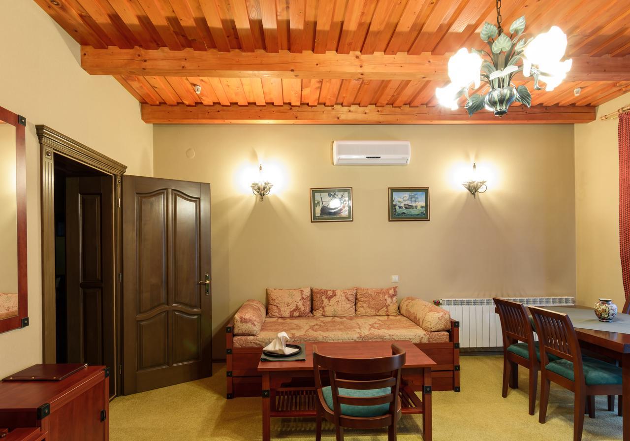 Letuchiy Gollandets Hotel Uzhhorod Exterior foto
